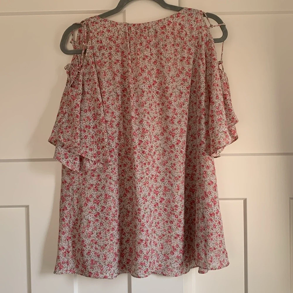 {DAVI & DANI} Pink Floral Cold Shoulder Top